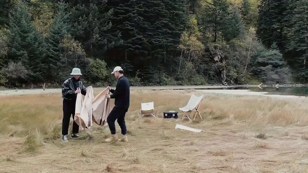 Camping windproof board, collapsible